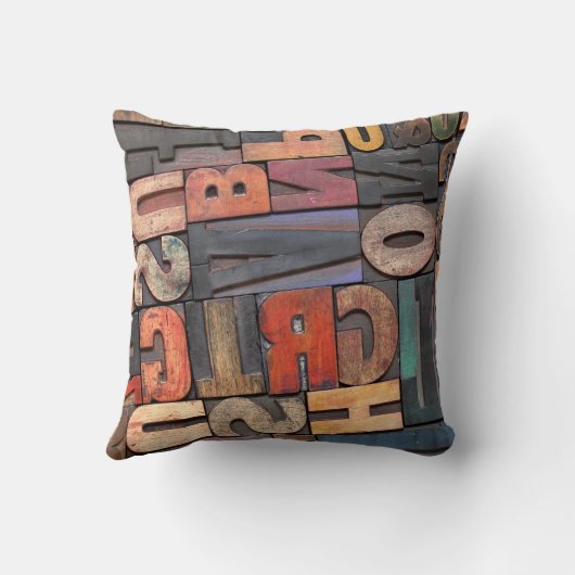 アンティーク版の印刷ブロックにカラーのインクパティを付ける クッション (裏面)