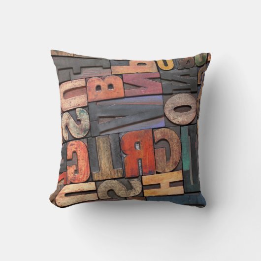 アンティーク版の印刷ブロックにカラーのインクパティを付ける クッション (正面)