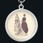 アンティーク結婚の シルバープレートネックレス<br><div class="desc">この美結婚しいイラストレーションは1800年代から来ており、花嫁と花嫁のメイドが家の準備をする様子を見せ結婚ている。</div>