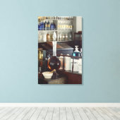 アンティーク薬局ボトル キャンバスプリント (インサイチュ (ウッドフロア))