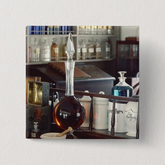 アンティーク薬局ボトル 缶バッジ (正面)