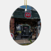 アンティーク車とポンプ セラミックオーナメント (右)