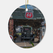 アンティーク車とポンプ セラミックオーナメント (左)