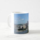 アンテナの都心のピッツバーグのスカイライン コーヒーマグカップ (正面左)