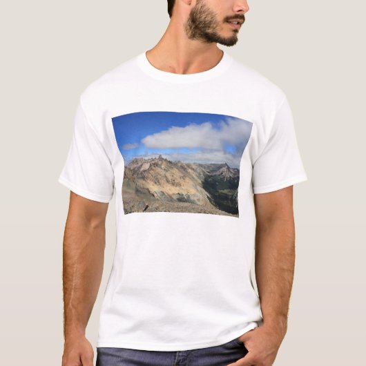 アンデス範囲、パタゴニアの山の上 Tシャツ (正面)