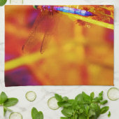 アンバーと暗い赤紫色のレインボードラゴンフライ キッチンタオル (折り畳み)