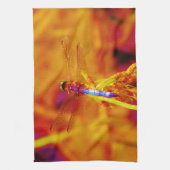 アンバーと暗い赤紫色のレインボードラゴンフライ キッチンタオル (縦)