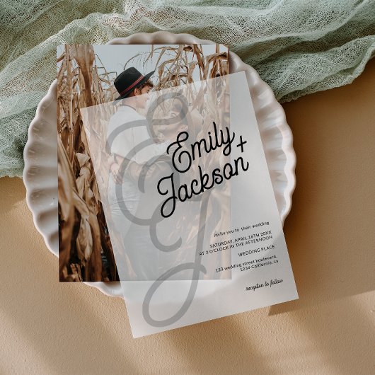 アンパエレガントンモダンイニシャル結婚の ベラム紙招待状