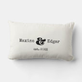 アンパサンド付きのモダンなカスタムカップル名 ランバークッション (裏面)