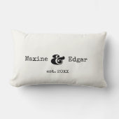 アンパサンド付きのモダンなカスタムカップル名 ランバークッション (正面)
