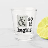 アンパサンド記号とそのおもしろいの開始 ショットグラス (正面)