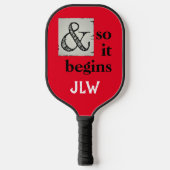 アンパユーモアのあるサンド記号と赤で始まる ピックルボールラケット (正面)