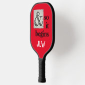 アンパユーモアのあるサンド記号と赤で始まる ピックルボールラケット (左)