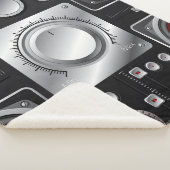 アンプとコントロールノブ付きの赤いスピーカ シェルパブランケット (3/4)