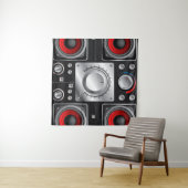 アンプとコントロールノブ付きの赤いスピーカ タペストリー (インサイチュ(横))
