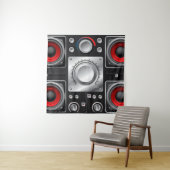 アンプとコントロールノブ付きの赤いスピーカ タペストリー (インサイチュ)