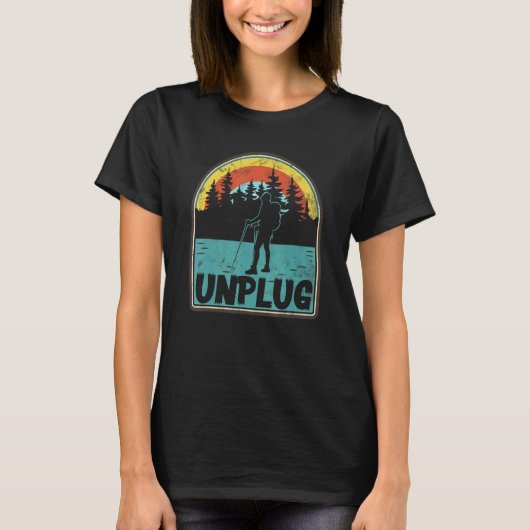 アンプラグハイキングアパレルハイカー屋外愛好家 Tシャツ (正面)