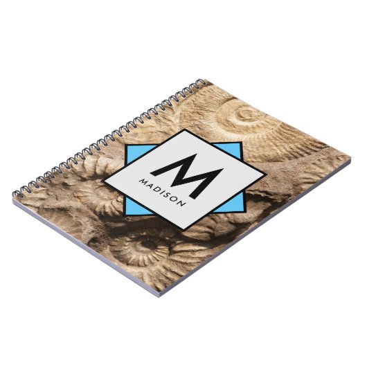 アンモナイトの貝殻と名前とモノグラム ノートブック (左側)