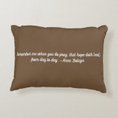 アン・ブーリンの引用文の枕 アクセントクッション (裏面)
