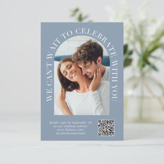 アーエレガントチフォトQRコードほこりっぽいブルー結婚ズ 出欠カード (スタンド正面)