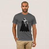 アーカムシティ |バットマンワイドと白黒のポーズ Tシャツ (正面フル)