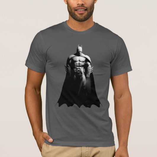 アーカムシティ |バットマンワイドと白黒のポーズ Tシャツ (正面)