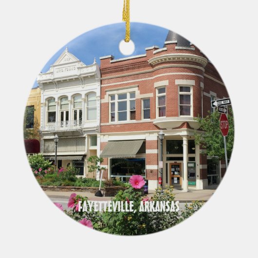アーカンソー州ファイエットビルのダウンタウン広場の写真 セラミックオーナメント (裏面)