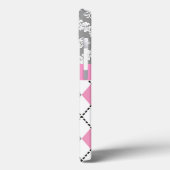 アーガイルおよびダマスク織はピンクの、灰色のモノグラムを模造します Case-Mate iPhoneケース (裏面 / 左)