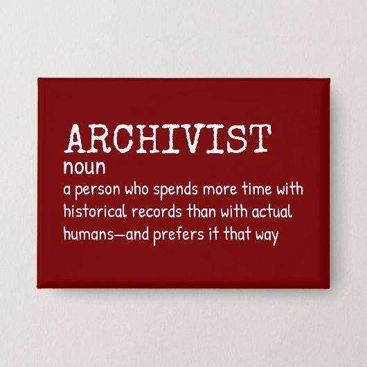 アーキビストおもしろい – 職場の定義 缶バッジ (正面)