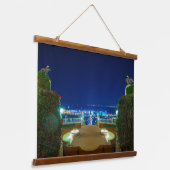 アークのバハイのテラスから眺める。 吊り下げ型タペストリー (傾斜あり)