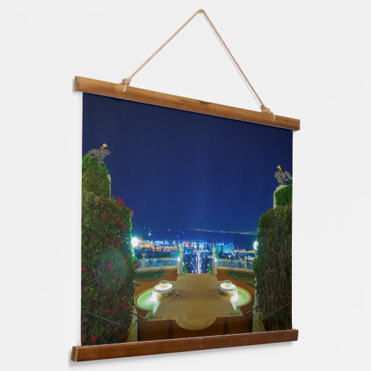 アークのバハイのテラスから眺める。 吊り下げ型タペストリー (傾斜あり)