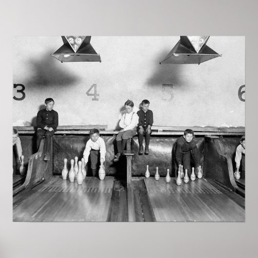 アーケードのボウリング場、1909年。ヴィンテージ写真 ポスター (正面)