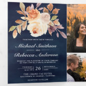 アースカラーの象牙色の花柄とネイビーブルーのQRコードの結婚式デザイン 三つ折り招待状 (内部最初)