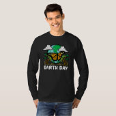 アースデイ(昆虫)オオカバマダラ、モナーク蝶かわいい環境メンズ Tシャツ (正面フル)