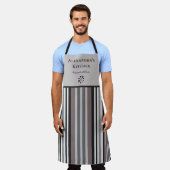 アーストーンエレガントブラウンストライプカスタムキッチン エプロン (着用した状態)