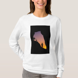 アーチのポイントのハイカーのシルエット, Tシャツ