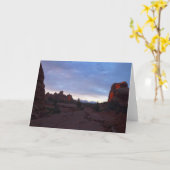 アーチの窓の歩道での日の出 カード (黄色い花)