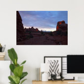 アーチの窓の歩道での日の出 ポスター (ホームオフィス)