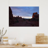 アーチの窓の歩道での日の出 ポスター (キッチン)