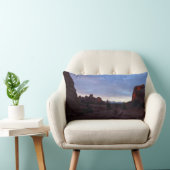 アーチの窓の歩道での日の出 ランバークッション (椅子)