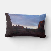 アーチの窓の歩道での日の出 ランバークッション (裏面)