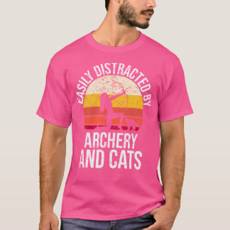 アーチェリーと猫射手アーチェーに気を取られる Tシャツ