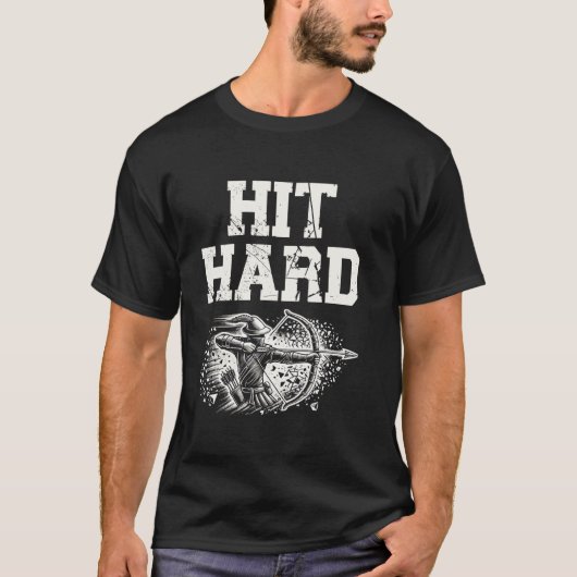 アーチェリーの弓を強く撃つアーチャーの力 戦士 Tシャツ (正面)
