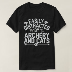 アーチェリーや猫に気を取られる Tシャツ