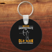 アーチェリーを愛する老人を決して過小評価しない キーホルダー (正面)