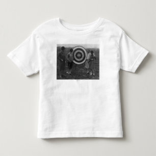 アーチェリーターゲット写真を検査している女性 トドラーTシャツ