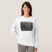 アーチェリーターゲット写真を検査している女性 Tシャツ (正面フル)