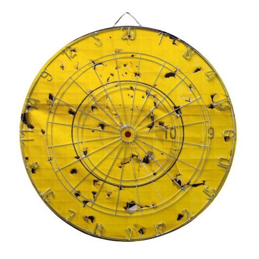 アーチェリーターゲット終わり多くの矢の穴と ダーツボード (正面)