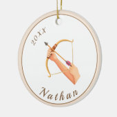 アーチェリーハンズボウ&アローネーム&イヤーパステルクリーム セラミックオーナメント (左)