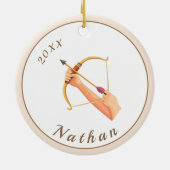 アーチェリーハンズボウ&アローネーム&イヤーパステルクリーム セラミックオーナメント (裏面)